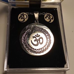 Om Symbol 10" Medal Necklace w/Earrings